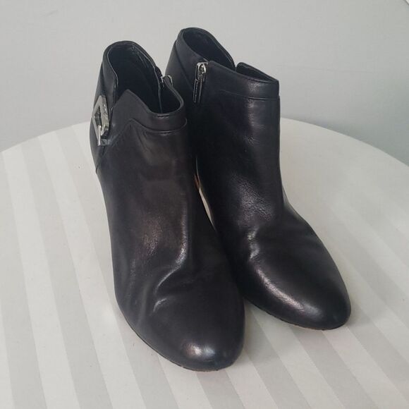 Vince Camuto Shoe Womens sz 8.5 Vernaya Black Leather Silver Buckle Ankle Boot - Picture 1 of 9